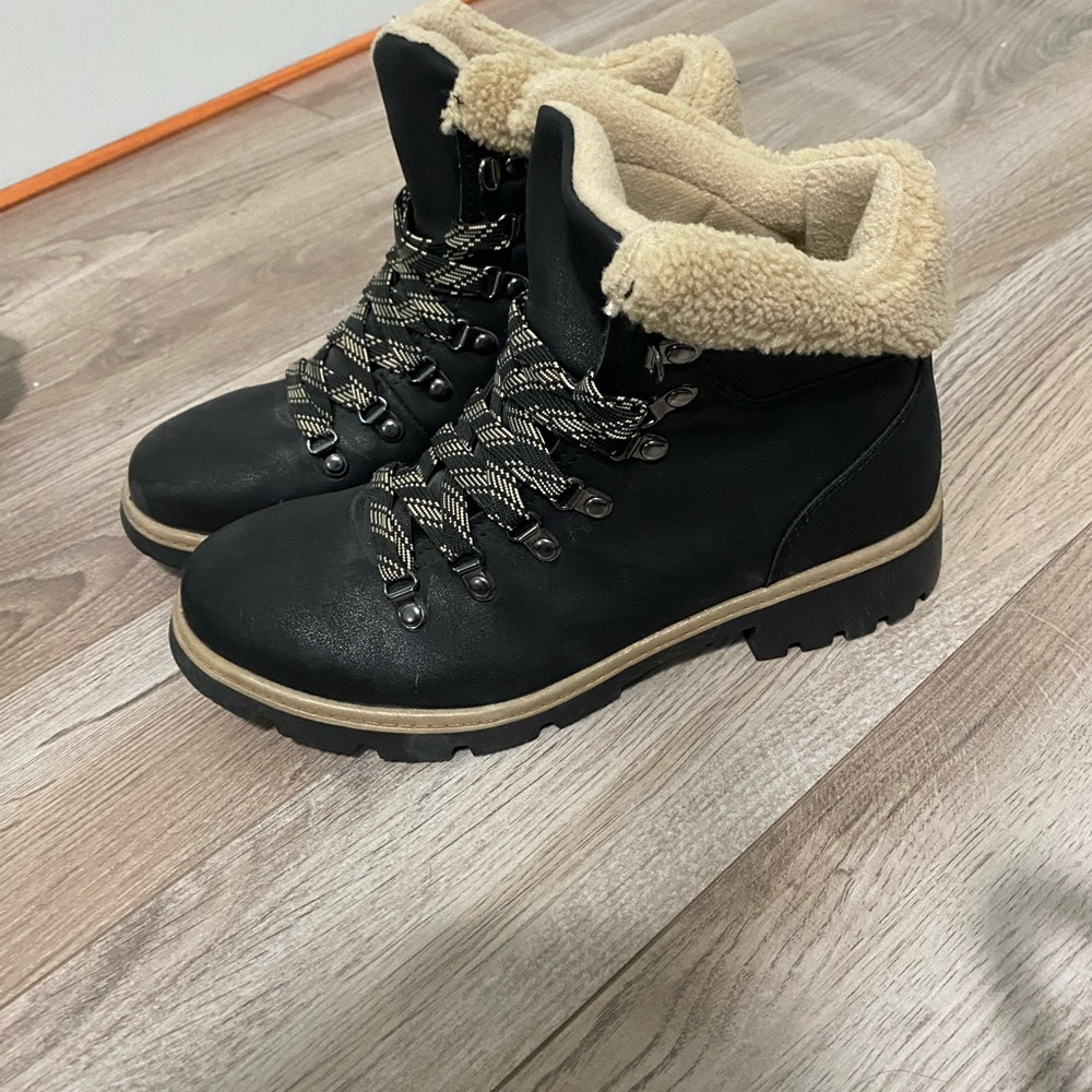Black winter boots